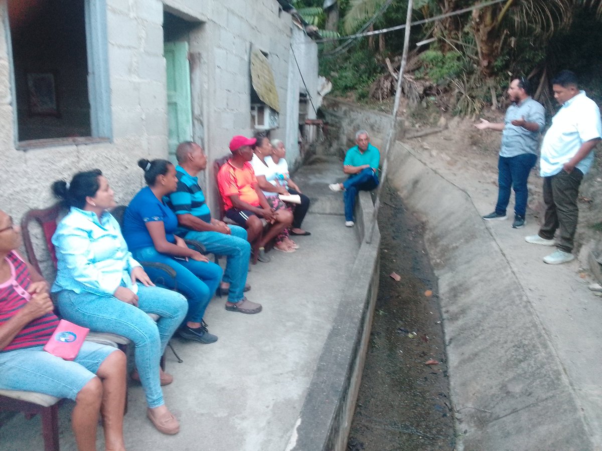 CarlosGuin7's tweet photo. Ayer 6/6/24, Hora 6 pm, juramentación del comandito del centro de votación Escuela Graduada Guillermo Smith, del Sector San Esteban pueblo, parroquia Salom, Mpio Pto. Cabello, por el Dirigente Edwin Ramonez, bajó la Responsabilidad de la Dirigente Eva Castillo. https://t.co/6JondJQVqV
