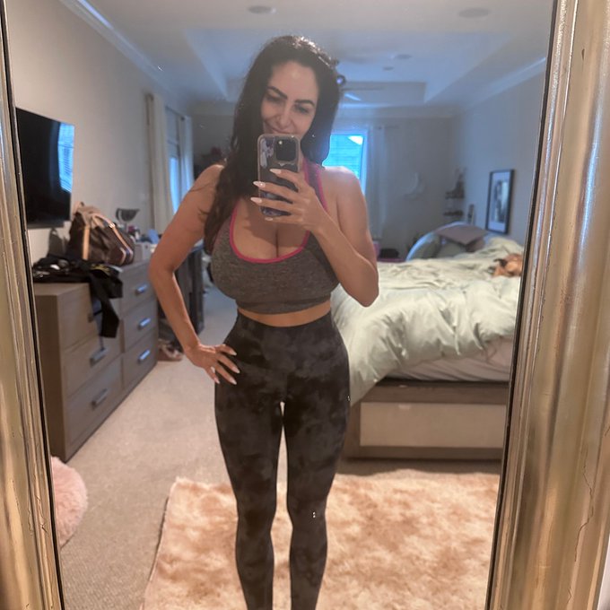 Happy Friday y&rsquo;all! But first we workout&hellip;are you working out today? https://t.co/qnuTjvlHCk<a href="/tag/happymonday"class="tags"><span>#happymonday</span></a><a href="/tag/mondayinspiration"class="tags"><span>#mondayinspiration</span></a><a href="/tag/brunettebabe"class="tags"><span>#brunettebabe</span></a>