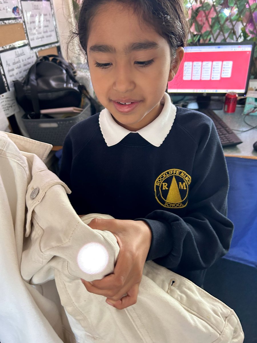 RockliffeManor's tweet image. Year 3 were exploring the classroom today for materials which were best suited for making blinds. This was in preparation for our experiment next week 💡they had decided that fabric is not the best! #sciencelearning