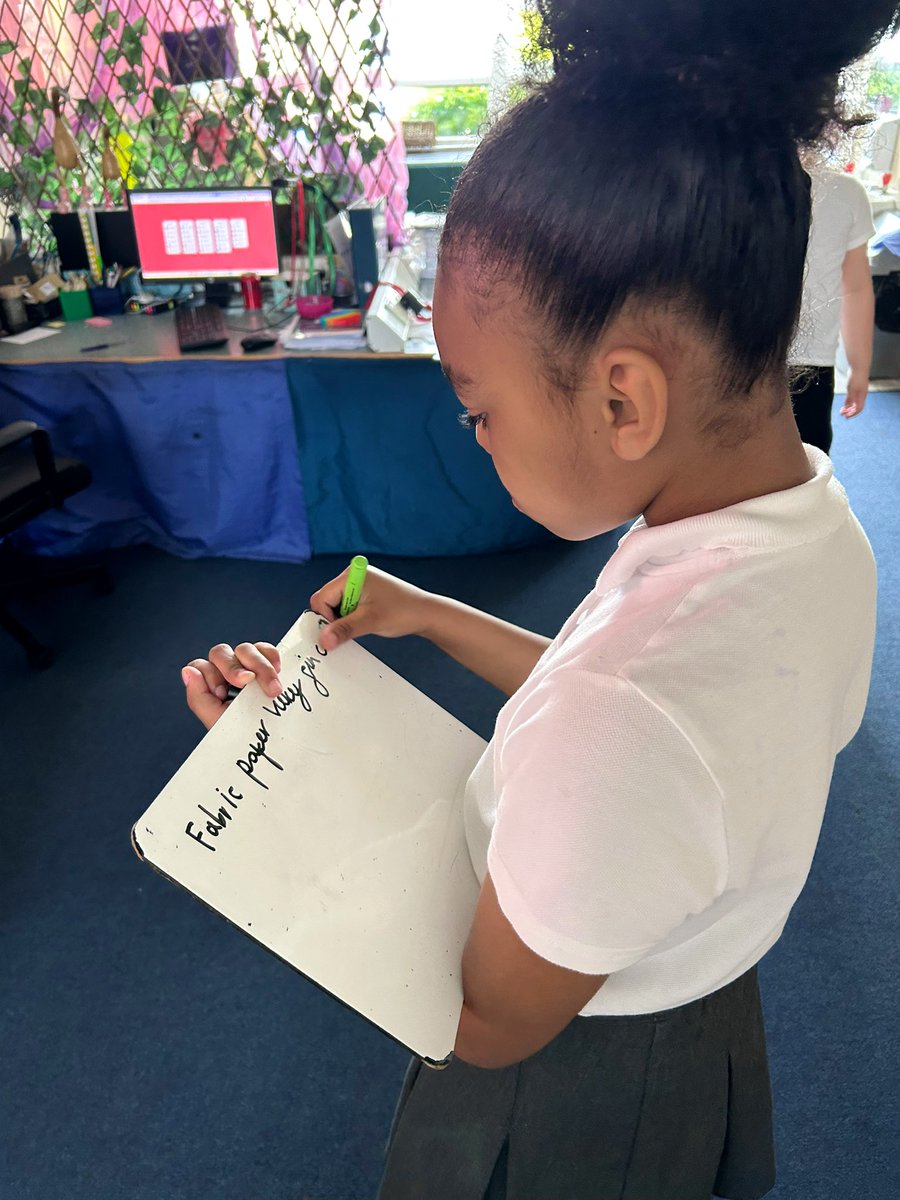 RockliffeManor's tweet image. Year 3 were exploring the classroom today for materials which were best suited for making blinds. This was in preparation for our experiment next week 💡they had decided that fabric is not the best! #sciencelearning