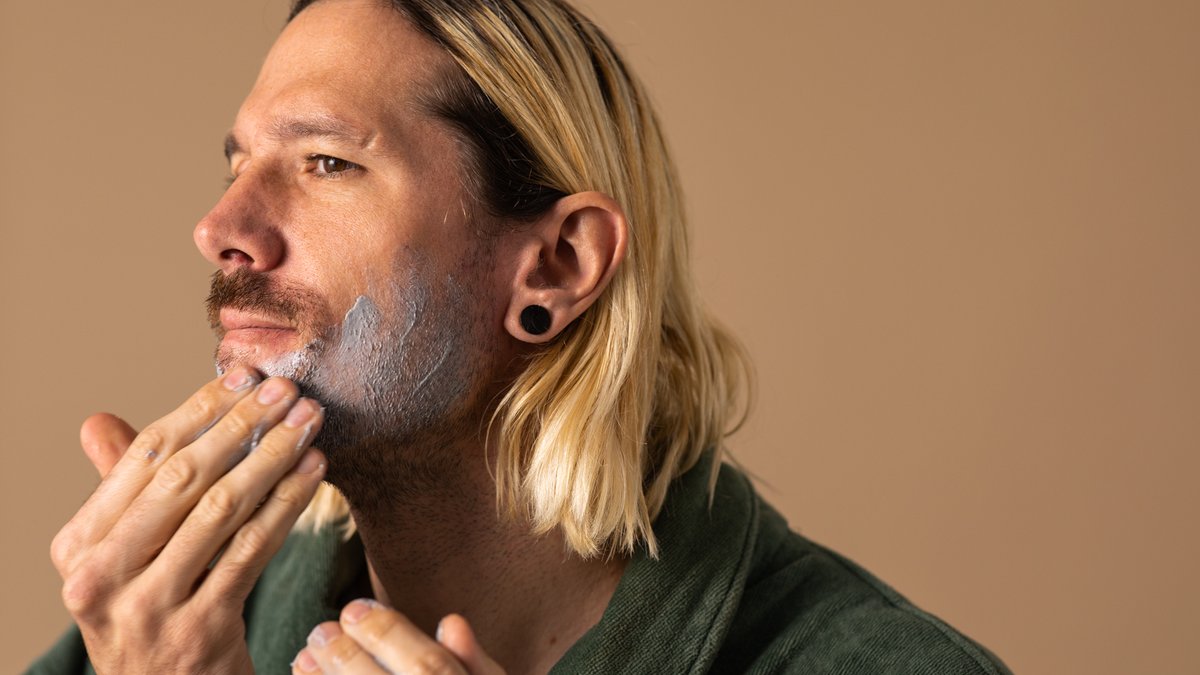 Les rencontres rapprochées nécessitent parfois un rasage de près ! Cette crème à raser rafraîchit délicieusement avec du menthol et laisse un parfum de néroli et de bois de santal. 

lush.ch/fr/products/sh…