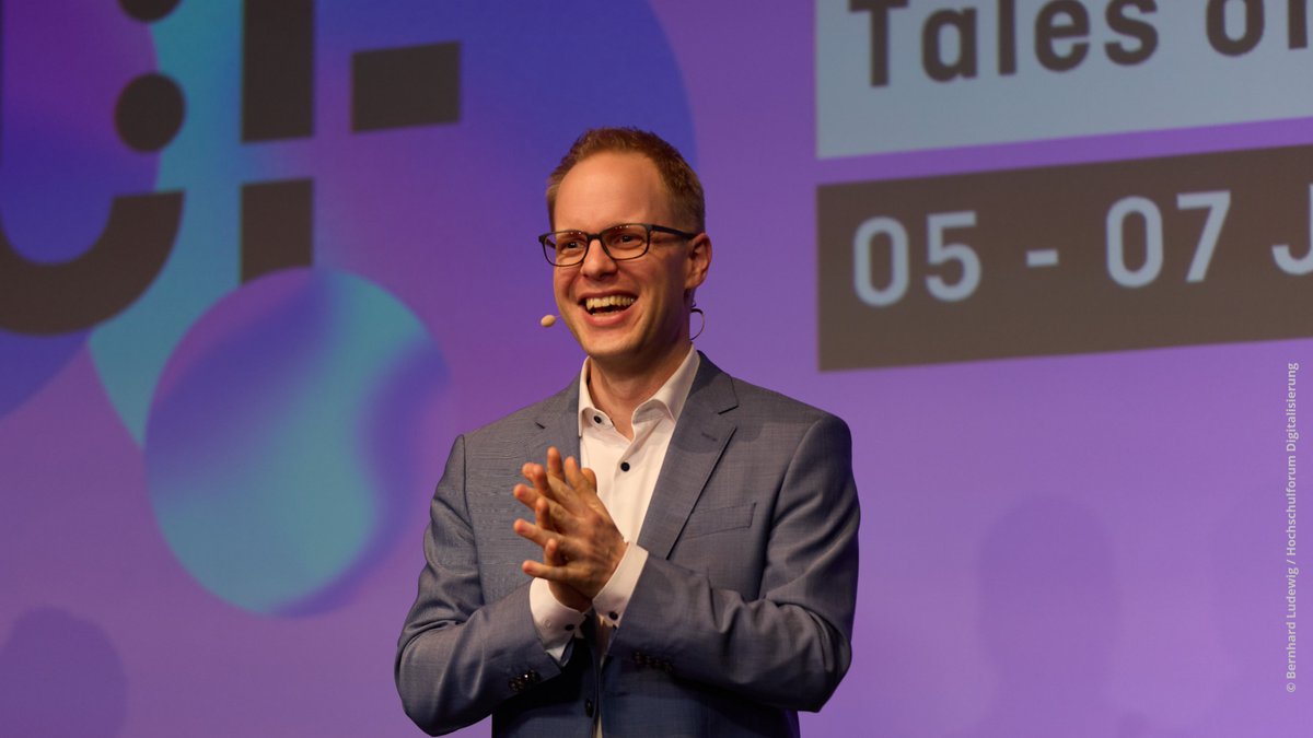 bmftr_bund's tweet photo. Für die Hochschulentwicklung ist es wichtig, dass Studierende sich einbringen, das betonte unser PSt @JBrandenburgFDP beim University:Future Festival 2024. Hier sprach er mit Studierenden aus der #DigitalChangeMaker-Initiative des @HFDdigital. @stifterverband https://t.co/MnwVbpTbA9