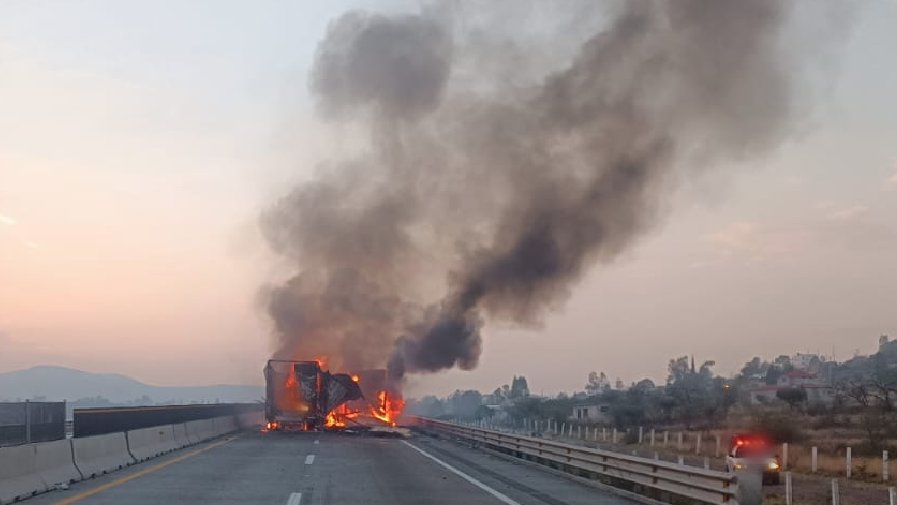 ⭕💥#PrecauciónVial 💥#Querétaro continúa cierre total de circulación por #incendio de vehículo,🚕 aproximadamente en el km 054+200 autopista Macrolibramiento Querétaro Centenario de La Constitución, tramo Palmillas-Apaseo El Grande, dirección #cdmx. 🚨
#TomaloEnCuenta #vialidad
