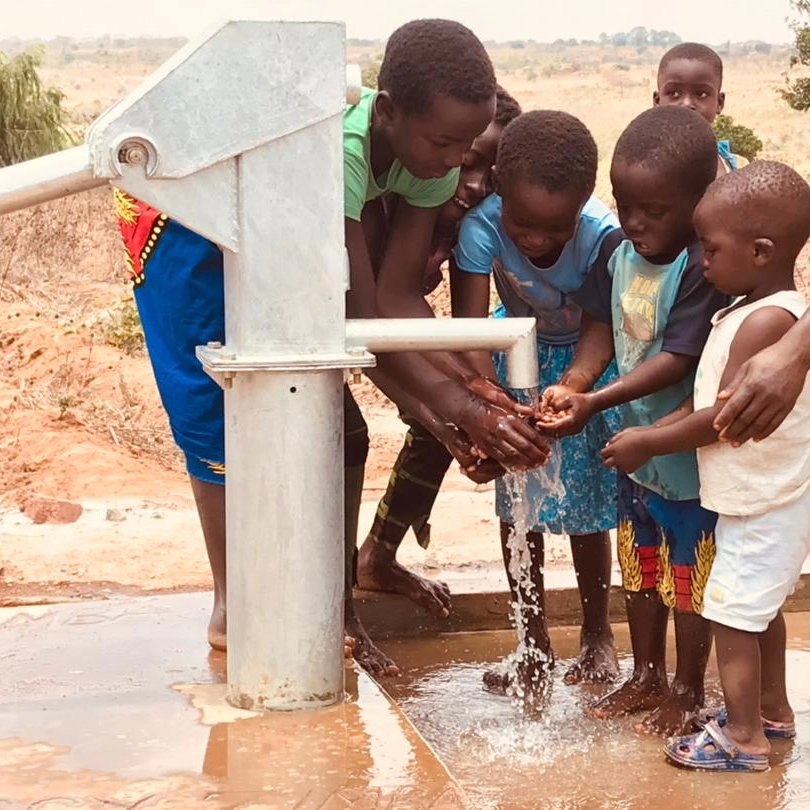 Access to clean water ✔️

💧$5,211 invested by Mudzi Connect

💧Led by the community of Ekwendeni, Malawi

💧Impacts health and women's time 

Congratulations to the community of Ekwendeni on completing this vital project!

#powerinsidecommunities 
#Malawi