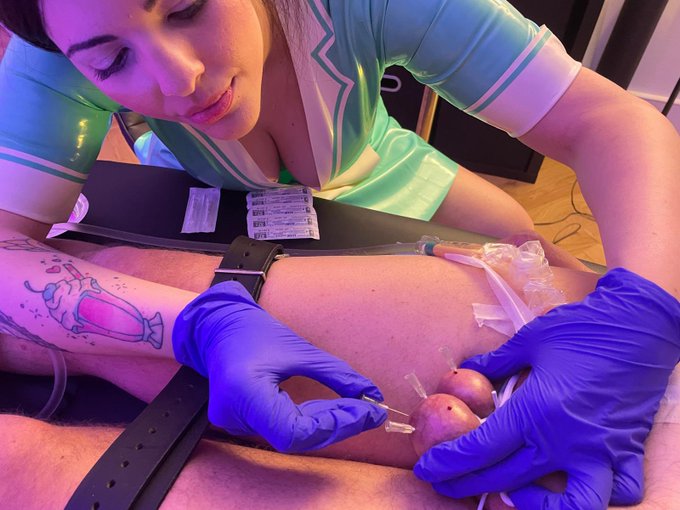 Hyperfocused on making a smiley face out of needles 🙂 https://t.co/bh8OqhHeV3