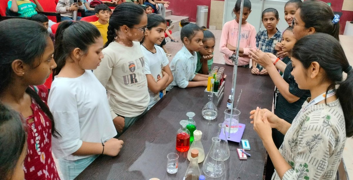 RscPatan's tweet image. @RscPatan માં આજે ત્રીજા સમર સાયન્સ કેમ્પના છેલ્લા દિવસે 7 જિલ્લાની 22 શાળાઓ માંથી આવેલ ધોરણ 6 થી 9 ના 40 વિદ્યાથીઓએ #GUJCOST દ્વારા આયોજિત #RoboFest ગુજરાતમાં ભાગ લેનાર ગુજરાતના બાળકોએ બનાવેલા #Robots ના વિવિધ પાસાઓ સમજ્યા અને #Robotics ની દુનિયામાં ખોવાયા.
@narottamsahoo