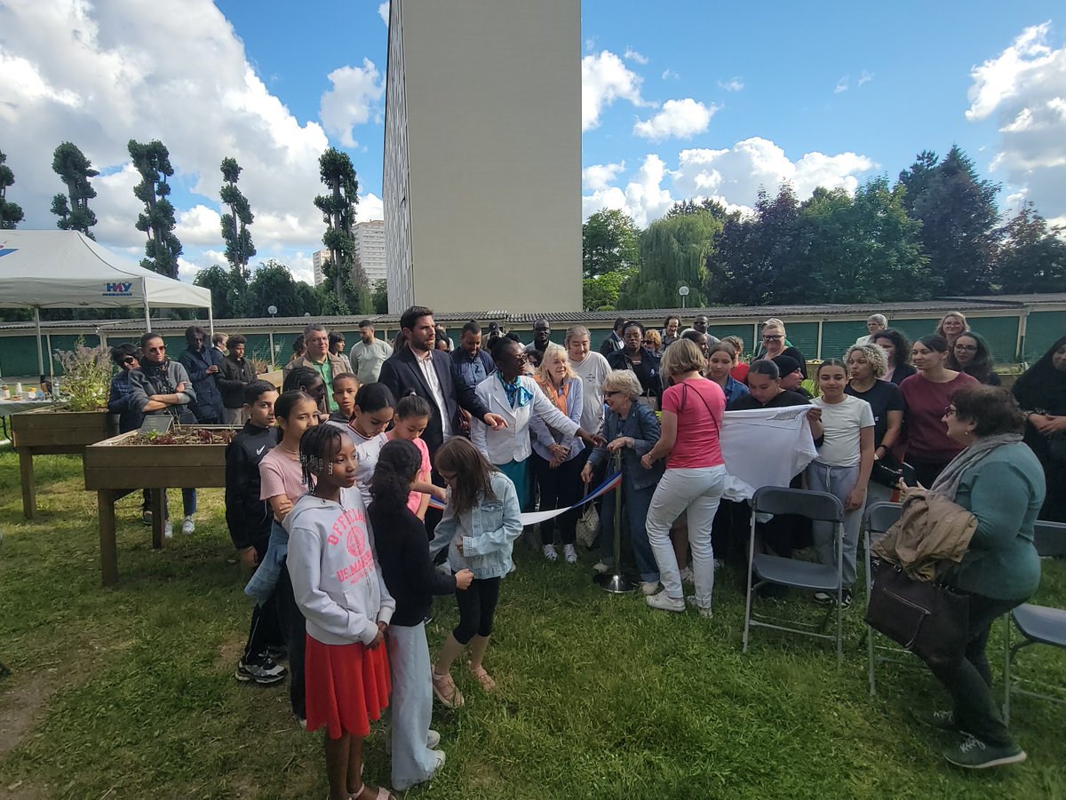 Inauguration du jardin de permaculture de <a href="/LHay_les_Roses/">Ville de L'Haÿ-les-Roses</a>, réalisé en partenariat avec les bénévoles de l’aide aux devoirs de la ville et <a href="/ApesDsu/">L'apes</a>, en présence de <a href="/VincentJeanbrun/">Vincent Jeanbrun</a>, maire de la ville et Conseiller régional de l'<a href="/iledefrance/">Région Île-de-France</a>

Merci à nos partenaires sur ce projet !