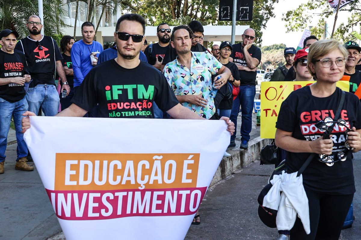 SINASEFE's tweet photo. Greve 2024 | A Educação Federal sofreu cortes sistemáticos em seu orçamento nos  últimos anos. Por isso, precisamos lutar pela recomposição do orçamento  da Educação Pública para que ela não pare!
https://t.co/xIaHiHeyaE #EducacaoNoOrcamento https://t.co/37FLxHs8Kp