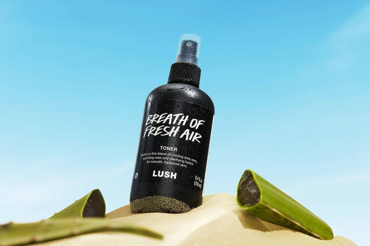 Le tonique revitalisant Breath of Fresh Air prend soin de ta peau avec de l'eau de source et de l'aloe vera. À cela s'ajoutent l'extrait de mousse irlandaise et l'absolu d'algues, et le tout donne l'impression d'une brise marine à emporter avec soi. 

lush.ch/fr/products/br…
