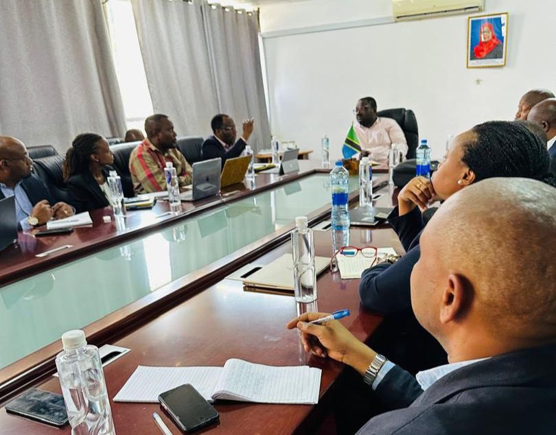 MahimbaliK's tweet photo. Leo nilitembelewa na uongozi wa Dar es Salaam Stock Exchange PLC (DSE) uliongozwa na Bi. Mary S. Mniwasa Kaimu Afisa Mtendaji Mkuu.  Kwa kipindi kilichoishia 31 Disemba 2023 soko la hisa la DSE lilikuwa na thamani ya jumla ya Shilingi Trilioni 15 na lilitengeneza faida zaidi ya Shilingi Bilioni 5 kwa mwaka 2023.  Soko limekuwa likitoa gawio kwa Serikali kwa miaka 5 mfululizo. Mwaka 2023 Serikali ilipokea gawio la takribani Shilingi Milioni 400. Mwaka 2024, DSE wanatarajia kutoa gawio kubwa zaidi kwa serikali.

Katika majadiliano yetu ilibainika kuwa mpaka sasa hakuna kampuni ya madini Tanzania iliyojisajili katika Soko la Hisa. Tumepokea ushauri na uzoefu toka kwa menejimenti ya DSE juu ya umuhimu wa sekta ya madini kushiriki katika Soko hili. Tumejifunza na tutahimiza sekta ya madini kutumia masoko ya mitaji na dhamana kukuza mitaji.

Katika kupokea ugeni huo, niliambatana na uongozi wa STAMIGOLD, kampuni tanzu ya STAMICO, ambayo inamiliki mgodi wa serikali wa dhahabu uliopo wilaya ya Biharamulo mkoani Kagera. 

Wizara ya Madini itaendelea kushirikiana na wadau wa maendeleo wa ndani na nje ya nchi. Madini ni maisha na utajiri kwetu. 

#MadiniYetu #DSE #Dhahabu #MadiniNiMaishaNaUtajiri #STAMIGOLD #STAMICO #SokoLaHisa #TanzaniaMining #Mining4Development
@dsetanzania
