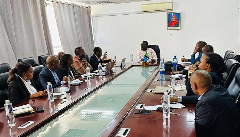 MahimbaliK's tweet photo. Leo nilitembelewa na uongozi wa Dar es Salaam Stock Exchange PLC (DSE) uliongozwa na Bi. Mary S. Mniwasa Kaimu Afisa Mtendaji Mkuu.  Kwa kipindi kilichoishia 31 Disemba 2023 soko la hisa la DSE lilikuwa na thamani ya jumla ya Shilingi Trilioni 15 na lilitengeneza faida zaidi ya Shilingi Bilioni 5 kwa mwaka 2023.  Soko limekuwa likitoa gawio kwa Serikali kwa miaka 5 mfululizo. Mwaka 2023 Serikali ilipokea gawio la takribani Shilingi Milioni 400. Mwaka 2024, DSE wanatarajia kutoa gawio kubwa zaidi kwa serikali.

Katika majadiliano yetu ilibainika kuwa mpaka sasa hakuna kampuni ya madini Tanzania iliyojisajili katika Soko la Hisa. Tumepokea ushauri na uzoefu toka kwa menejimenti ya DSE juu ya umuhimu wa sekta ya madini kushiriki katika Soko hili. Tumejifunza na tutahimiza sekta ya madini kutumia masoko ya mitaji na dhamana kukuza mitaji.

Katika kupokea ugeni huo, niliambatana na uongozi wa STAMIGOLD, kampuni tanzu ya STAMICO, ambayo inamiliki mgodi wa serikali wa dhahabu uliopo wilaya ya Biharamulo mkoani Kagera. 

Wizara ya Madini itaendelea kushirikiana na wadau wa maendeleo wa ndani na nje ya nchi. Madini ni maisha na utajiri kwetu. 

#MadiniYetu #DSE #Dhahabu #MadiniNiMaishaNaUtajiri #STAMIGOLD #STAMICO #SokoLaHisa #TanzaniaMining #Mining4Development
@dsetanzania