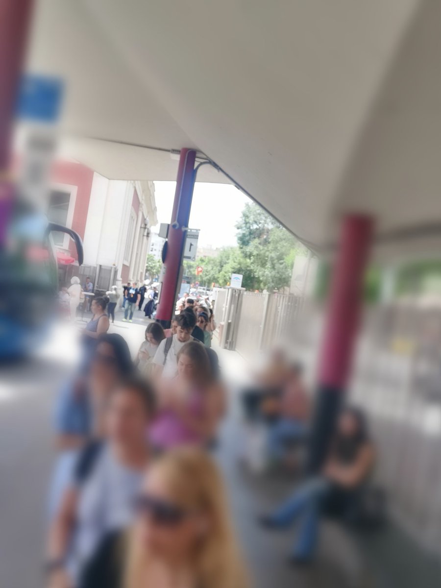 busbdvbcn's tweet photo. Increïble! Divendres, 15:35h Estació Fabra i Puig, bus #A1BarcelonaSabadell petit! #Vergonya @oriolmartorig @estercapella @moventisbus @gencat @atm_bcn @ambmobilitat @gencat @interiorcat @dgt @mossos #BUSBDVBCN digne ja! https://t.co/ziPf5Jkmpi