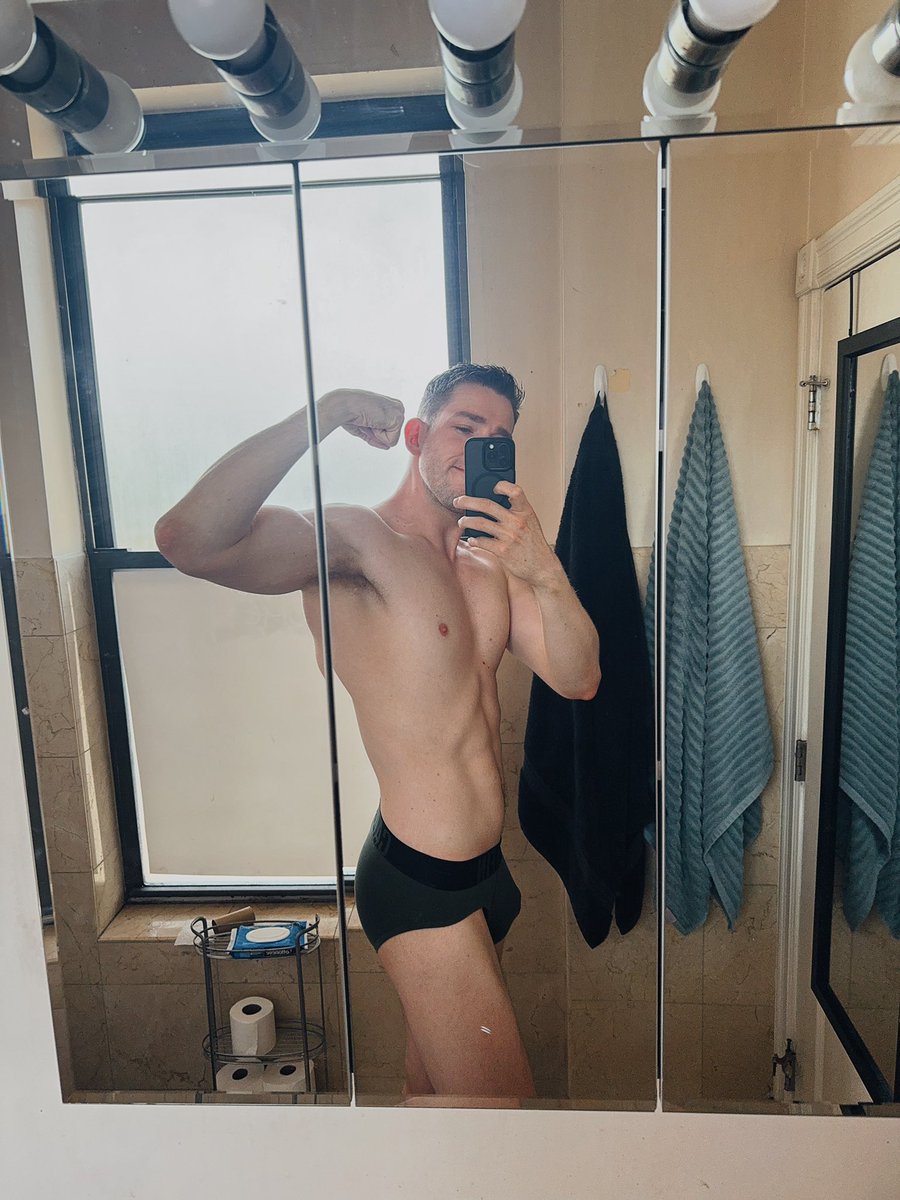 gentlegrngiant's tweet photo. extremely proud of my progress over the last few months 🥹 https://t.co/Ngfjblvlhd