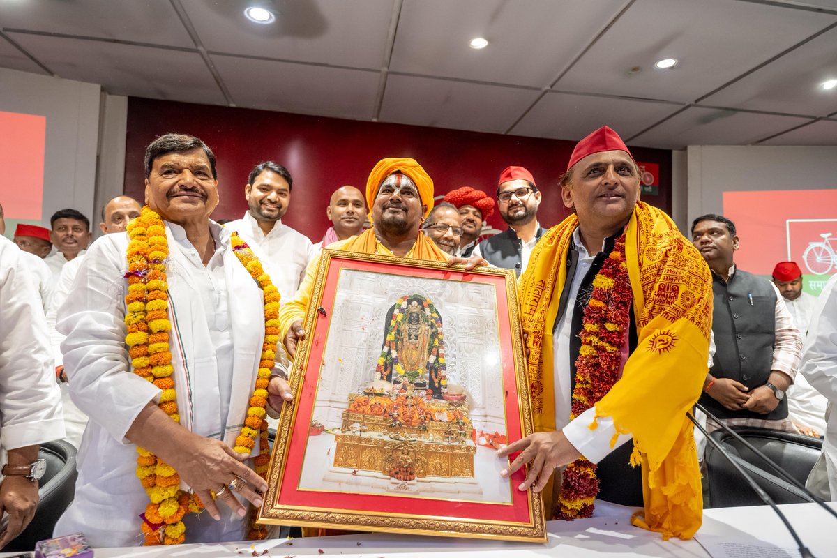 samajwadiparty's tweet photo. लोकसभा चुनावों के बाद आज समाजवादी पार्टी के राज्य मुख्यालय, लखनऊ में समाजवादी पार्टी के राष्ट्रीय अध्यक्ष एवं पूर्व मुख्यमंत्री श्री अखिलेश यादव का चुनावों में ऐतिहासिक जीत पर जोरदार करतल ध्वनि तथा जिंदाबाद के नारों के साथ स्वागत, अभिनंदन किया गया।
    अयोध्या से आए बालयोगी संत श्री रामदास जी ने श्री अखिलेश जी को रामनामी दुपट्टा पहनाया। इनके अलावा कर्नाटक समाजवादी पार्टी के प्रदेश अध्यक्ष श्री एन. मंजप्पा, केरल समाजवादी पार्टी के प्रदेश अध्यक्ष श्री साजी थॉमस पोथन और केरल जनता दल (सेक्यूलर) के राष्ट्रीय सचिव श्री आर.एस. प्रभात ने भी उनका अंगवस्त्र पहनाकर तथा पुष्पगुच्छ देकर अभिवादन किया। समाजवादी अधिवक्ता सभा के राष्ट्रीय अध्यक्ष श्री कृष्ण कन्हैया पाल एडवोकेट ने संविधान की उद्देश्य पट्टिका भेंट की।
    लोकसभा चुनावों में समाजवादी पार्टी के 37 सांसदों की जीत से उत्साहित सैकड़ों कार्यकर्ताओं, विधायकों तथा नवनिर्वाचित संसद सदस्यों के अतिरिक्त बड़ी संख्या में आए अधिवक्ताओं, युवाओं और महिलाओं ने जोशखरोश के साथ अपने प्रिय नेता को ऐतिहासिक जीत के लिए बधाई दी और चुनावों में उनकी भूमिका, सूझबूझ तथा राजनीतिक कौशल के लिए भूरि-भूरि प्रशंसा की और उम्मीद जताई कि अब भारतीय राजनीति में भी उनकी महत्वपूर्ण भूमिका होगी। समाजवादी पार्टी का निरन्तर विस्तार एवं भविष्य उनके हाथों में सुरक्षित है।
    श्री अखिलेश यादव ने इस अवसर पर लोकतंत्र के सच्चे प्रहरी जनता जर्नादन का आभार व्यक्त किया। उन्होंने लोकसभा चुनावों में जीत के लिए कार्यकर्ताओं के परिश्रम की प्रशंसा की और उन्हें बधाई दी।
    श्री यादव ने कहा कि जनता की आशा के अनुरूप परिणाम आया यद्यपि भाजपा ने अधिकारियों की मिली भगत से हमारे कुछ प्रत्याशियों को हरा दिया। उन्होंने अयोध्या से समाजवादी पार्टी की जीत का विशेषकर उल्लेख किया।
    श्री अखिलेश यादव ने कहा कि इस लोकसभा चुनाव में विचारधारा और संविधान की जीत हुई है। इस चुनाव में जनता ने संविधान और लोकतंत्र को बचाने का काम किया है। इस चुनाव में भाजपा की नफरती और नकारात्मक राजनीति को जनता ने पूरी तरह से नकार दिया और सकारात्मक राजनीति को विजयश्री दिलाया है। जनता ने भाजपा की समाज को बांटने की कोशिशों को असफल कर दिया।
    इस अवसर पर राष्ट्रीय महासचिव श्री शिवपाल सिंह यादव, राष्ट्रीय सचिव एवं पूर्व कैबिनेट मंत्री श्री राजेन्द्र चौधरी तथा प्रदेश अध्यक्ष श्री श्याम लाल पाल सहित अन्य सैकड़ों प्रमुख नेता एवं कार्यकर्ता मौजूद रहे।                
               (राजेन्द्र चौधरी)
                 मुख्य प्रवक्ता