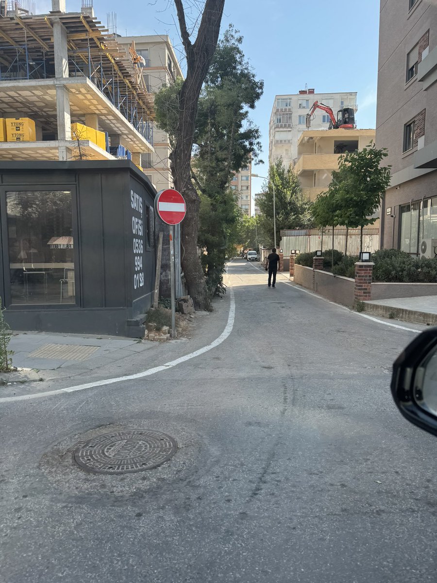 Herkes kendi kafasina gore yol kapatip, “kentsel donusum” yapiyor. Belediye’den izin alan var mi belli degil. Bu konuda bir calismaniz olacak mi? Goztepe mahallesi tam anlamiyla santiyeye dondu. <a href="/kadikoybelediye/">Kadıköy Belediyesi</a> buradan yolu kapatmak icin izin alan yerleri paylassaniz?