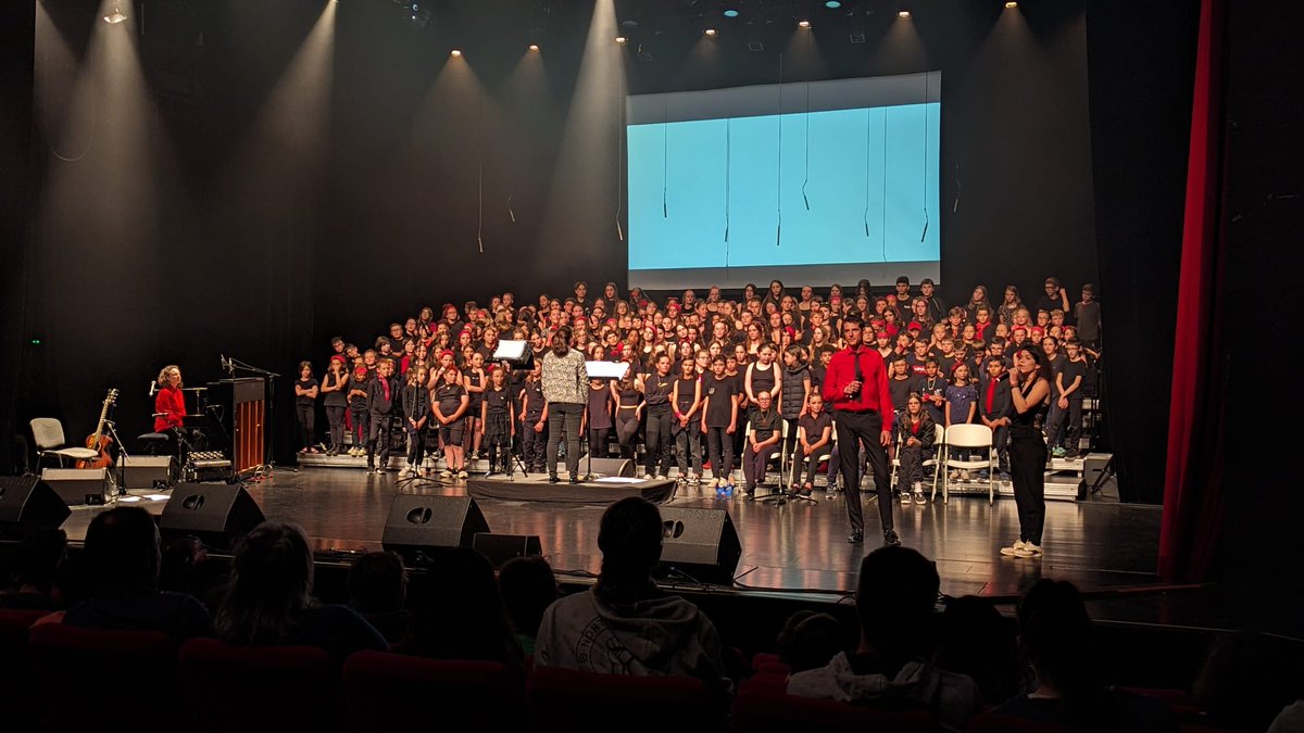 Une prestation remarquable qui signe l'aboutissement d'un magnifique projet pédagogique, en collaboration avec "les goguettes", hier au soir à Guéret ! Un grand👏 tous les élèves et à leurs professeurs. <a href="/Guillaum_Blin/">Guillaume BLIN</a> <a href="/ClaireBlinEMCC/">Claire Blin</a>   <a href="/aclimoges/">Académie de Limoges</a> <a href="/CDrucker_Godard/">Carole Godard</a>