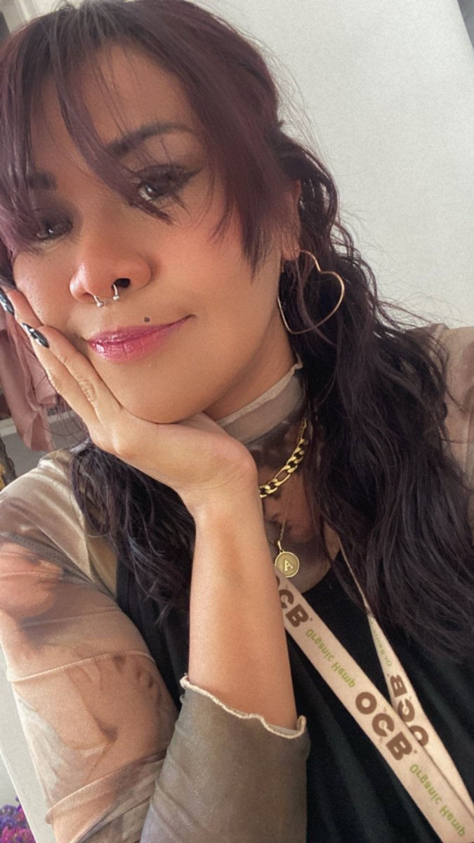 La Arqui  (@laarquioficial) on Twitter photo Que bonita me veo, ni parece que me chingo 1 onza de mota yo sola. Que bonita me veo, ni parece que me chingo 1 onza de mota yo sola.