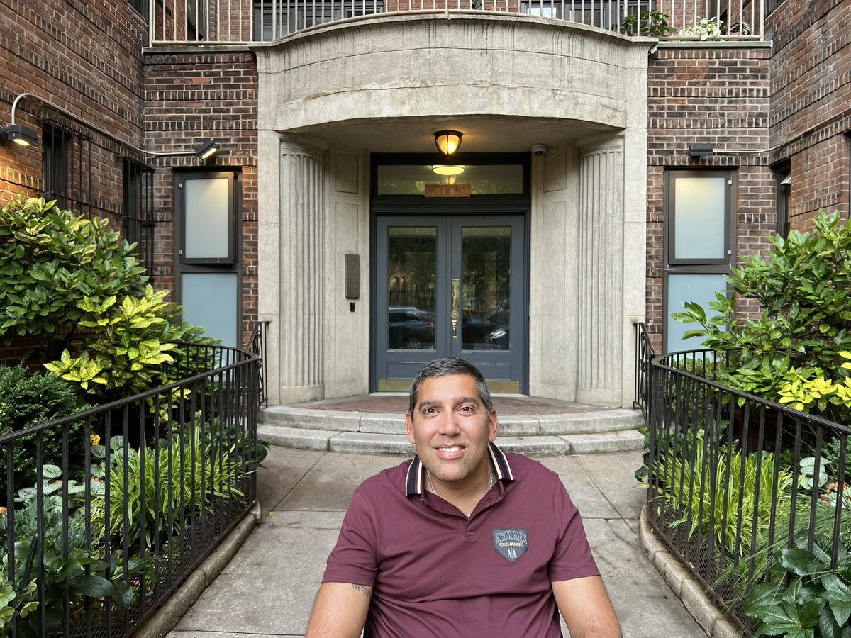 Yesterday, I visited my old apartment in East Village. It was wonderful to revisit the neighborhood and relive so many good memories. There's something special about walking those familiar streets again. 🌆✨ #Nostalgia #EastVillage #OldNeighborhood