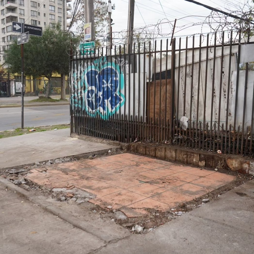 SanMiguel_CL's tweet photo. Tras recibir denuncias de la comunidad, se retiró un quiosco abandonado en Avenida Departamental con Walker Martínez. Según informaron vecinas y vecinos, en el lugar se cometían diversas incivilidades al amparo de dicha estructura en desuso ✅. 

Seguimos trabajando por un #SanMiguel más seguro 🚨.