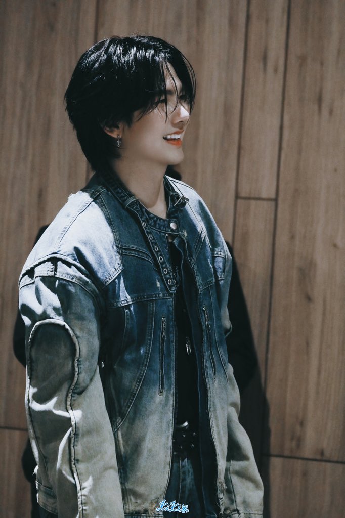 kikibuibuii's tweet photo. Always smiling and waiting for BYL to come💙💙💙
DJ JKP OFFICIALLY 30
@JakeB4rever
#BuildJakapan
 #Beyourluve https://t.co/dkQSTa2PKN