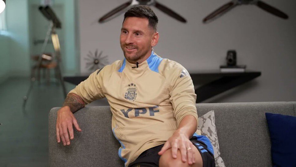 _DeJonginho's tweet photo. - Lionel Messi : « J'avais 6 buts dans ma vie, l'un d’eux était de gagner la coupe du monde. »

- Journaliste : « Et les 5 autres ? »

- Lionel Messi : « On les a mis contre le Real Madrid en 2010. »

(Rires) 🤣🤣🤣 https://t.co/SynM83SHxU