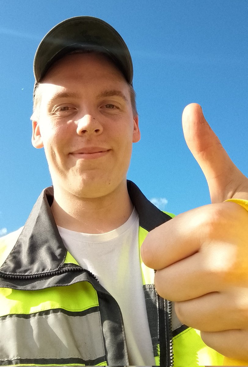 Hauskaa näin työpäivän päätteeksi nähdä, kuinka samaan aikaan Elokapinan aikuisvauvat tukkivat katuja esimerkiksi töiden sijaan.

Suosittelen heillekin töitä. Jos lomaa on, niin menkää vaikka vähän lämpöön loikoilemaan - mutta älkää kadulle!