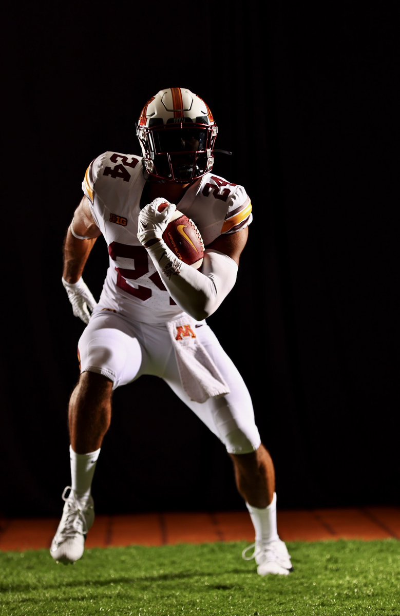 GopherFootball's tweet image. Icy whites🥶

#RTB #SkiUMah #Gophers