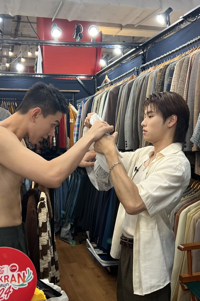 menthemx's tweet photo. คนโสดใส่เสื้อยังไงคับ พอดีผมมีแฟนใส่ให้🙂↔️🙂↔️
#OUROADCLOSEFRiEND2_EP4
https://t.co/FFDP20tsA0