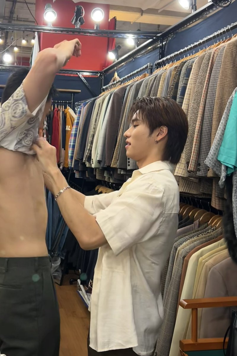 menthemx's tweet photo. คนโสดใส่เสื้อยังไงคับ พอดีผมมีแฟนใส่ให้🙂↔️🙂↔️
#OUROADCLOSEFRiEND2_EP4
https://t.co/FFDP20tsA0