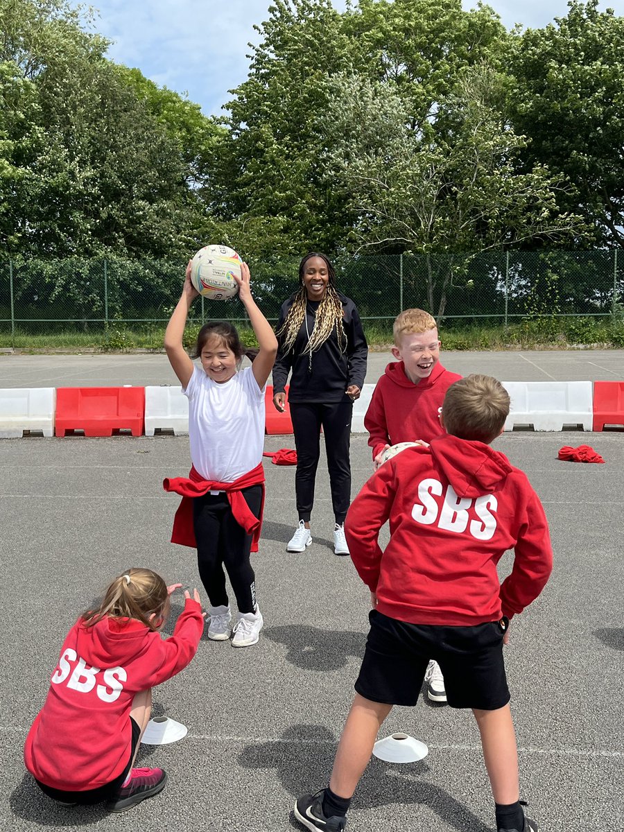 MintridgeFDN's tweet photo. We have had lots of netball and tennis fun with the students at @SbSPrimary today.
@PamelaCookey and @jade_windley have been challenging the students to try some new skills during our sessions.
#SportingRoleModels #InspiringProgrammes #Netball #Tennis #Fun #Challenge https://t.co/VK4hw55Rqc