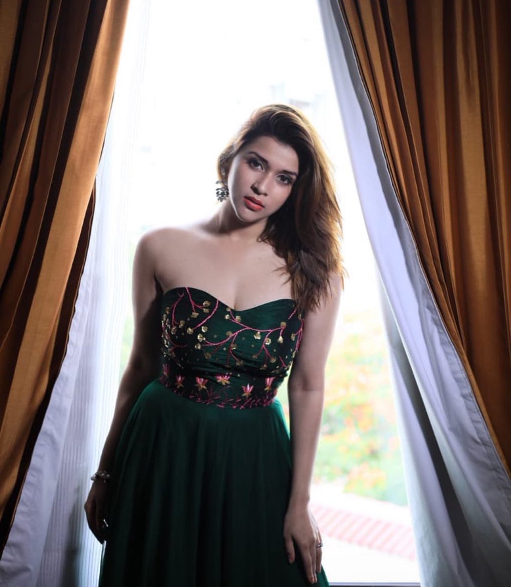 Rubi91379044's tweet photo. #MannaraChopra https://t.co/eagSDTWJFN