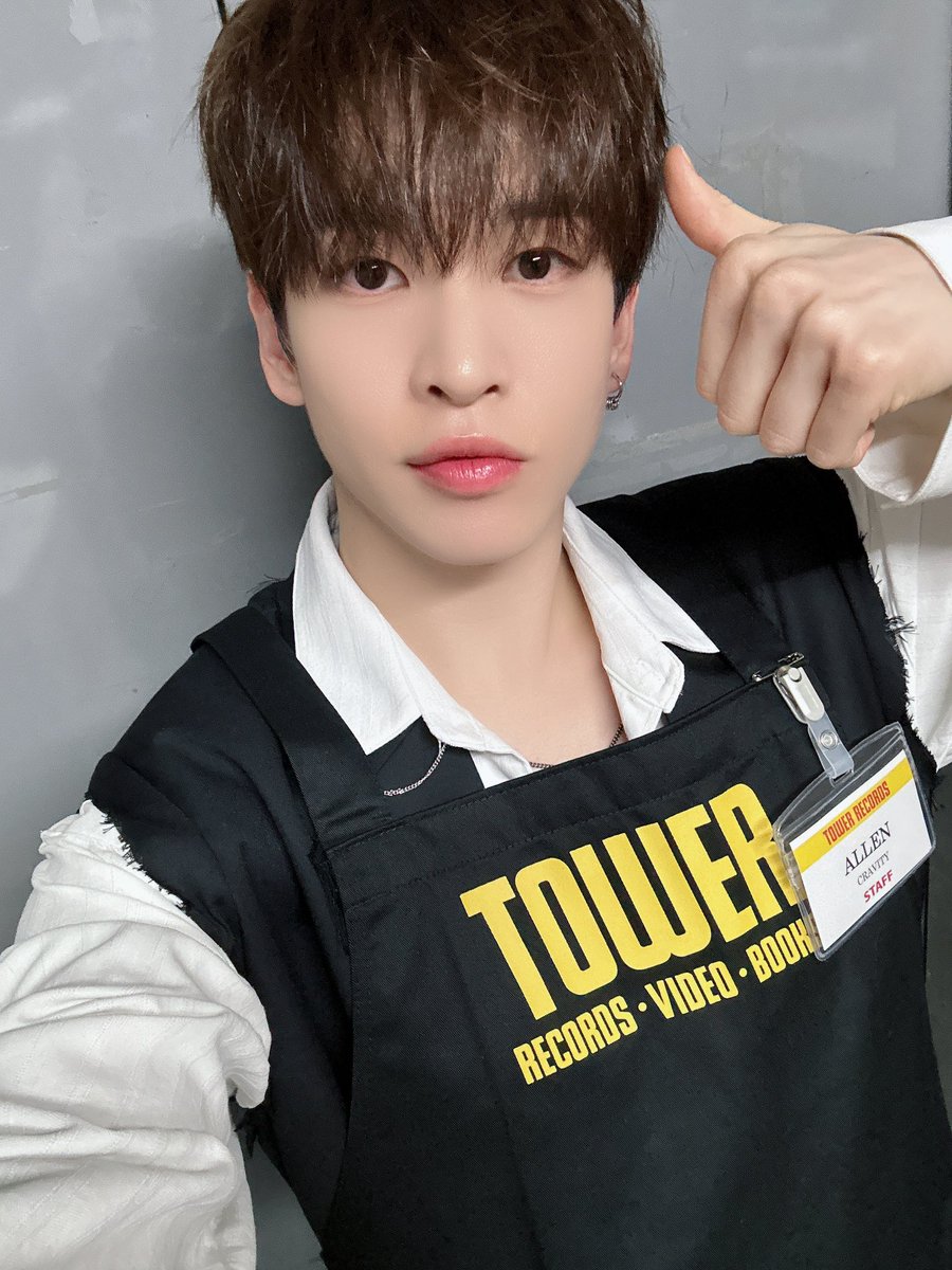 お客様、CRAVITYの新しいシングル「SHOW OFF」をおすすめします