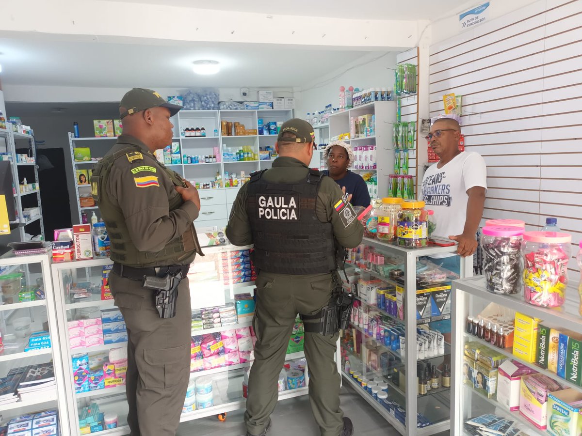 PoliciaChoco's tweet photo. 📍#Certegui | Estamos aquí para protegerlos y asegurar que puedan desarrollar sus actividades comerciales en paz. La prevención es nuestra mejor herramienta. Recuerden, no están solos; el @GaulaPolicia
está siempre presente para brindarles apoyo y asistencia #YoNoPagoYoDenuncio https://t.co/xnNJOGStdU