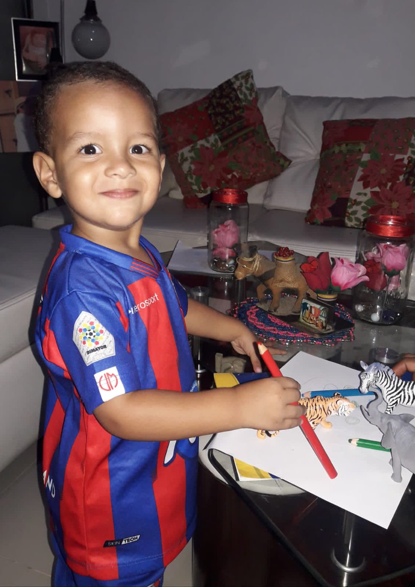 Sotelo882's tweet photo. @Soplaciclon1968 a pintar el sueño del ascenso. 
Desde muy niño inculcando el amor al equipo y los colores 🔵🔴🔴🔵 https://t.co/VNE9uSj2kl