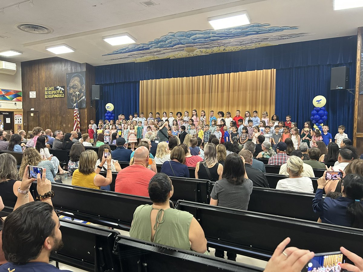 allyfallman's tweet photo. Our @FulmarsFinest Kindergarten sing along !!!!!! https://t.co/qCRPjvBL7g