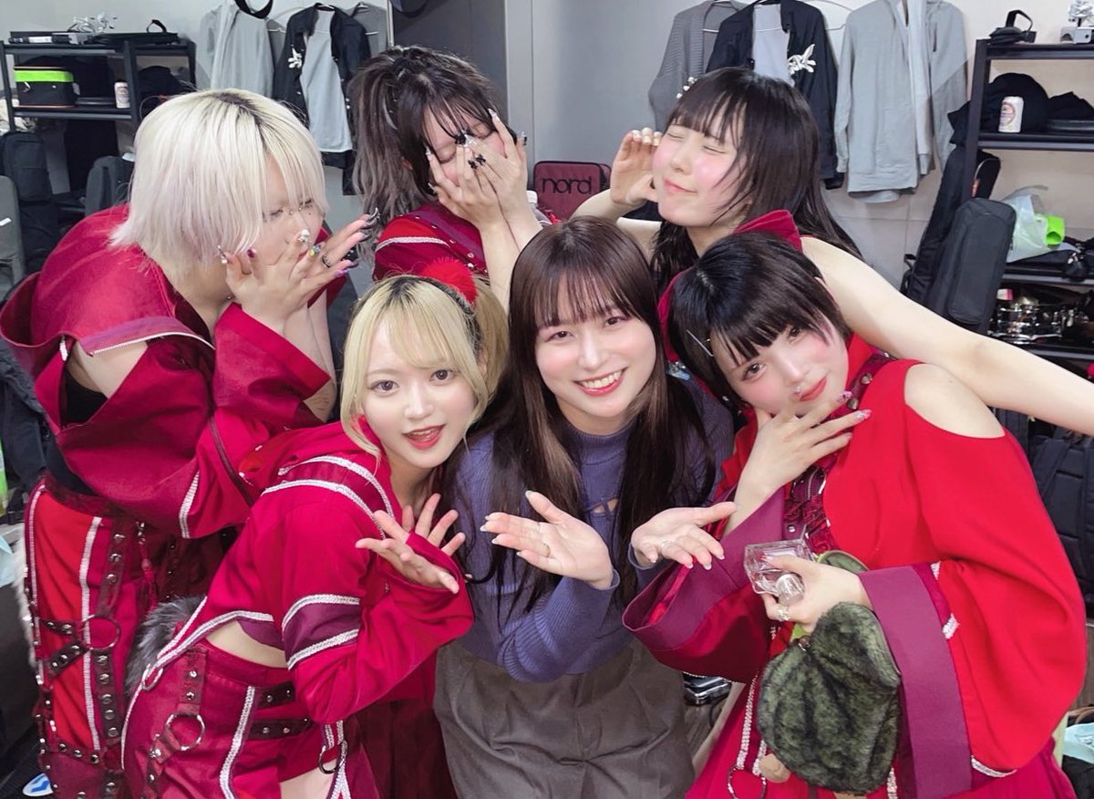 『 藍色 』
振付させていただきました！

・
・
・
今回、一人ひとり魅せる場面を
これまでより増やしました。

"この子には この振付踊ってほしいな"
なんて思いながら🤝🏻✨

曲の繊細な世界観を…
一人ひとりが繋ぎ、ひとつの物語を見ているかのように感じていただけたらと😌

" ねぇ、君は今…？ "