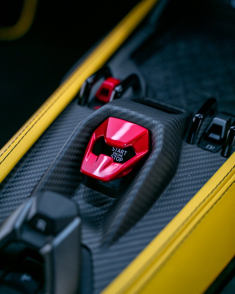 LamborghiniChel's tweet photo. The interior of Revuelto brings the Feel Like A Pilot to concept to its utmost expression.

#Lamborghini #Revuelto #FromNowOn

Revuelto: fuel consumption combined 10,3 l/100km (WLTP); Power consumption combined: 78,1 kWh/100 Km (WLTP); CO2-emissions combined: 276 g/km (WLTP) https://t.co/lMHSReVTjb