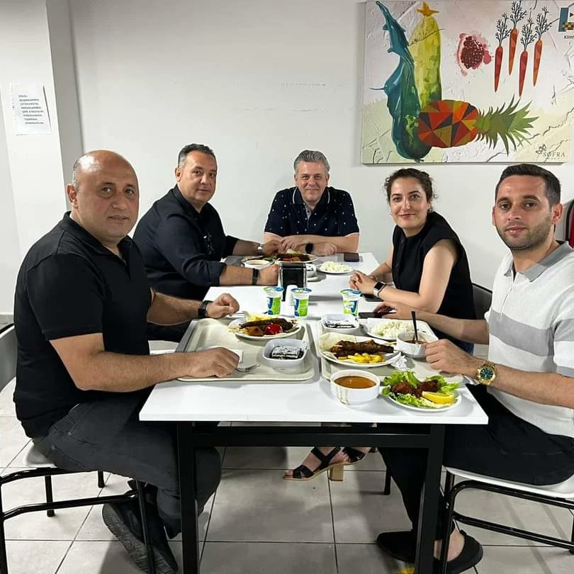 TmsIstanbul1Sb's tweet photo. Şube Başkanımız#MehnetAliAkman Şubemize baglı #Salcomp fabrikamızda Adana günü etkinliğine katılarak arkadaşlarımız ile bayramlaştı. Organizasyonda emeği geçen fabrika yönetimine ve Sofra grubuna teşekkür ediyoruz. #İyiBayramlar https://t.co/bfWV8AyzR1