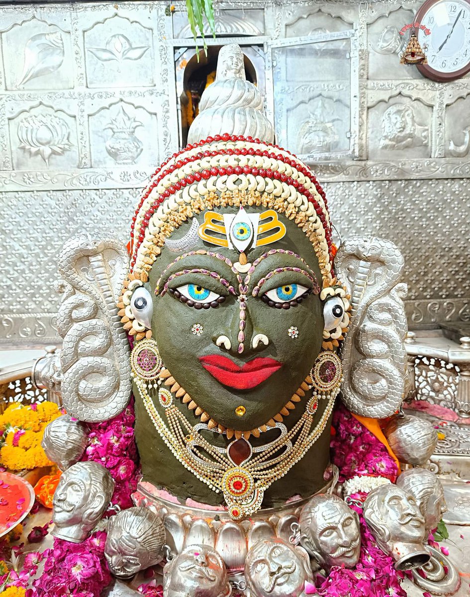 12Jyotirling's tweet photo. श्री महाकालेश्वर ज्योतिर्लिंग जी के आज के संध्या आरती शृंगार दर्शन 07.06.2024 https://t.co/JjIaed6mzm