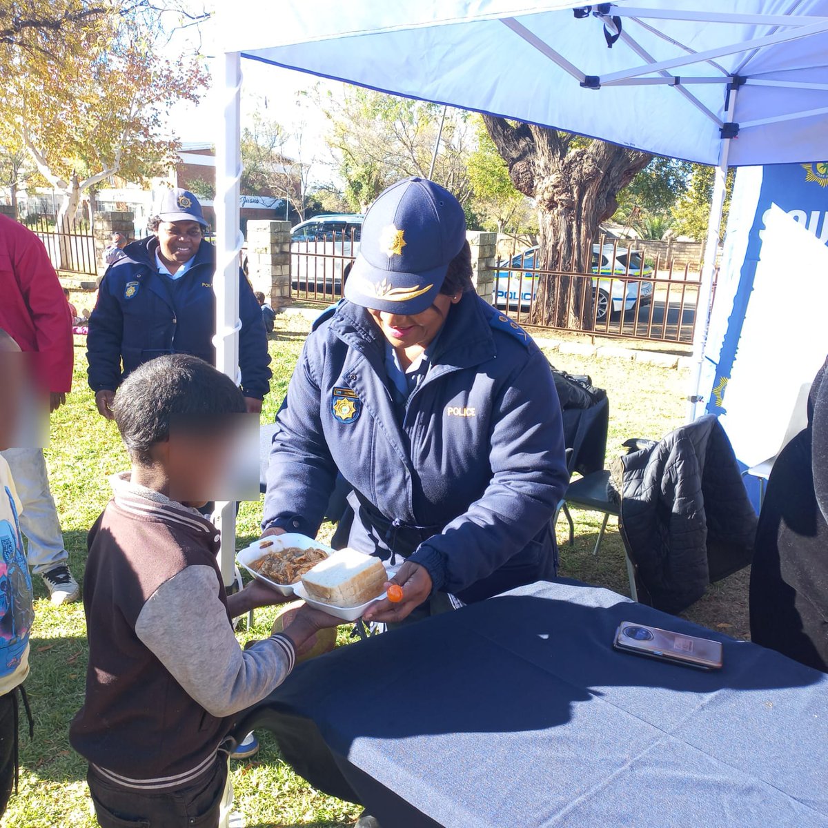 SAPoliceService's tweet image. #sapsEC #ChildProtectionWeek #SAPSCares
With hearts full of compassion and a desire to spread joy SAPS members came together to cook a warm meal to children yesterday. Members also shared crime prevention safety hints with the little ones on how to keep safe and keep away from…
