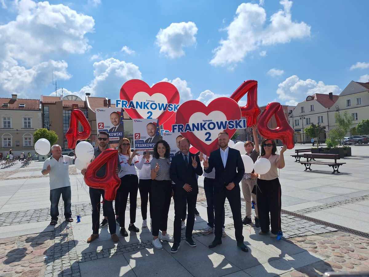 LepkowskaGolas's tweet photo. Na Starym Rynku w Łomży zachęcaliśmy z @TFrankowski21 i @PSerdynski do udziału w wyborach, które odbędą się już 9 czerwca i oddanie głosu na kandydatów z listy Koalicji Obywatelskiej. 

✌️♥️🇵🇱🇪🇺 https://t.co/3EKopc4T1i