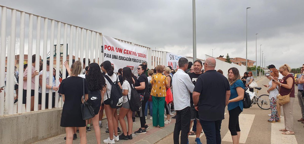 Engracia_Rivera's tweet photo. Hoy la comunidad educativa ha salido a la calle a protestar por las pésimas condiciones en las aulas de un IES, el de Almensilla,  que se abrió hace 4 años. Hemos dicho basta y la @EducaAnd debe actuar y acondicionar las aulas, cumplan la ley ya!!! https://t.co/d611QAIlnK