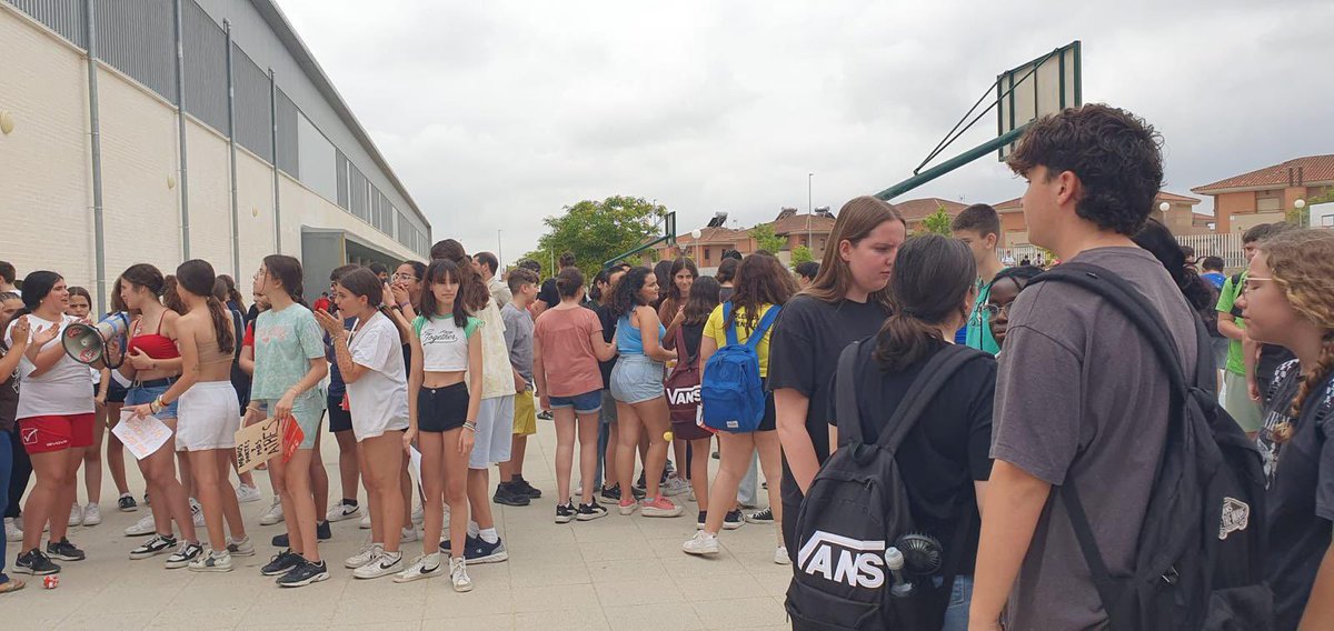 Engracia_Rivera's tweet photo. Hoy la comunidad educativa ha salido a la calle a protestar por las pésimas condiciones en las aulas de un IES, el de Almensilla,  que se abrió hace 4 años. Hemos dicho basta y la @EducaAnd debe actuar y acondicionar las aulas, cumplan la ley ya!!! https://t.co/d611QAIlnK