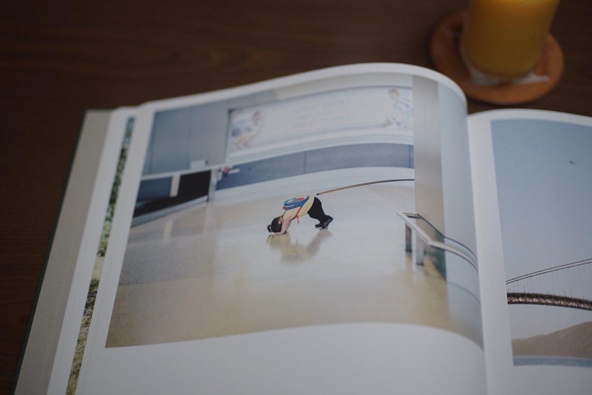 hide_c_life's tweet photo. 6✕7の日。いたるところでマキナウイルスを注入されて物欲病が発症しそうになったので、対抗してバケペンワクチンを注入。
バケペンで撮られた珠玉の写真集をめくる。バケペン持って旅に出たい。
#濱田英明 #DistantDrum
#星野道夫 #星野道夫の仕事 https://t.co/5AIBbZcbha