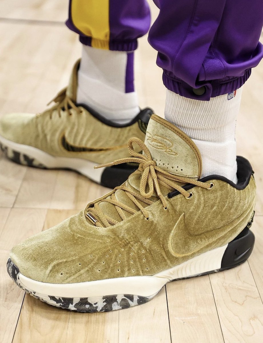 lebron sneakers foot locker