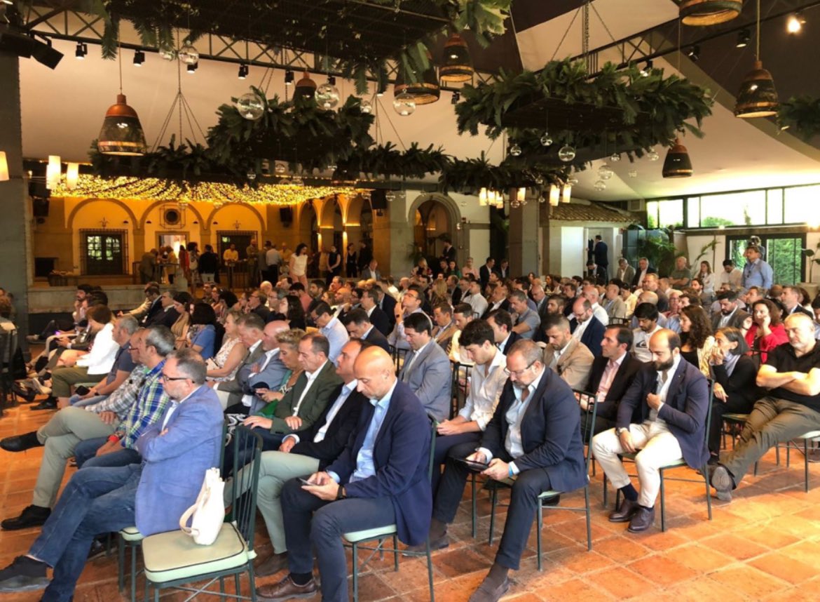 Gerdattellis's tweet photo. Increíble #congresoaegfa2024 en #Madrid escuchando todas las novedades relacionadas a la nueva normativa ambiental y sobre el avance de la transición energética de las empresas que cambian su flota de vehículos. #rentingdecoches #movilidadsostenible #gestiondeflotas https://t.co/5ezbT20jh5