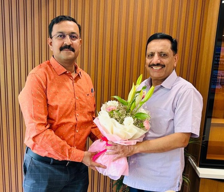 AhteshamFIN's tweet photo. #मुलाक़ात 💐
श्री पवन अरोड़ा Sir #CEO & Managing Editor #First_India, Jaipur में शिष्टाचार मुलाक़ात !!🎄 https://t.co/wKlZzXuv9N