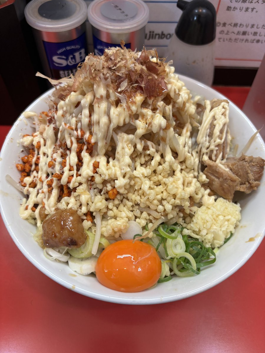 homebound05's tweet photo. 平日昼間に学生に混じってラーメン屋さん並んでるとなんか不安になる🤔
ラーメン来るまではね
でも食べたい時もあるじゃん🍜
#用心棒 https://t.co/iwulUXcLT3
