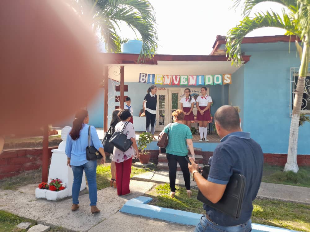 dmesantaclaravc's tweet photo. Dentro del recorrido de la #VisitaParlmentariaVC a instituciones del Consejo Popular Universidad intercambian con los alumnos y trabajadores de la ENR Victoria de Girón y aprecian la organización escolar de la institución @btan0987  @MilaxyA @anamarianpp  @MiguelColinaAP https://t.co/6Dd9b5dGdQ