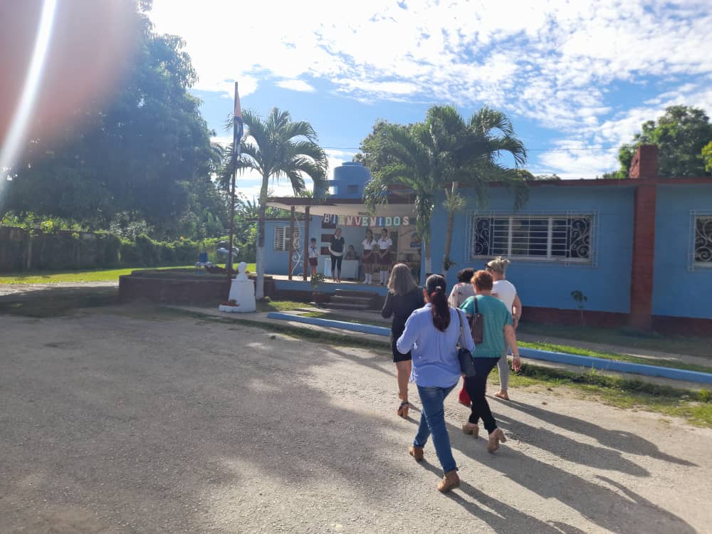 dmesantaclaravc's tweet photo. Dentro del recorrido de la #VisitaParlmentariaVC a instituciones del Consejo Popular Universidad intercambian con los alumnos y trabajadores de la ENR Victoria de Girón y aprecian la organización escolar de la institución @btan0987  @MilaxyA @anamarianpp  @MiguelColinaAP https://t.co/6Dd9b5dGdQ